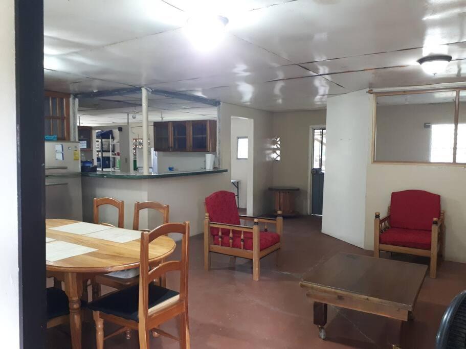 Gia'S Garage & Home For Bocas Travelers Almirante 외부 사진